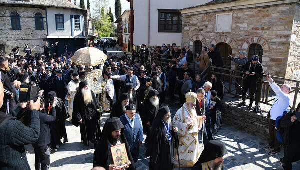 axion-estin-procession-2025-01.jpg