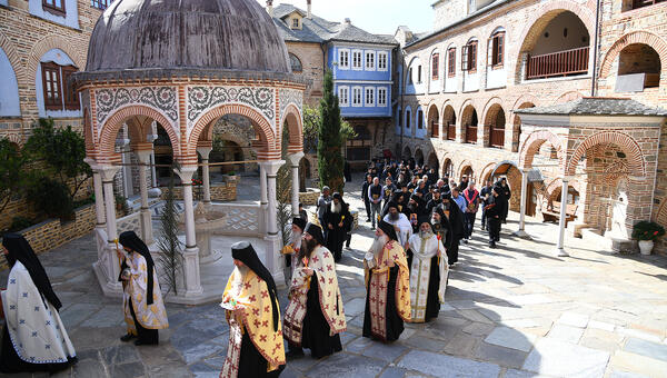 orthodox-easter-procession-pantokrator-15.jpg