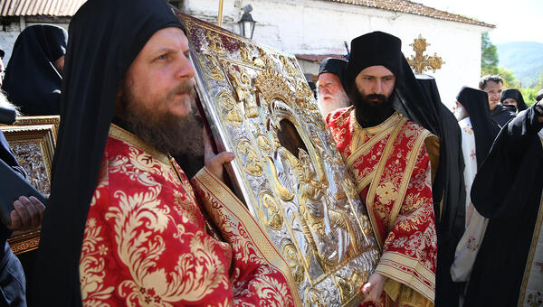 axion-estin-procession-2025-05.jpg