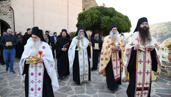 orthodox-easter-procession-pantokrator-03.jpg