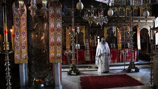 orthodox-easter-procession-pantokrator-16.jpg