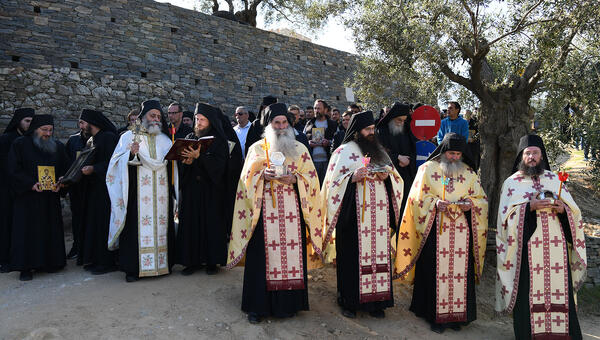 orthodox-easter-procession-pantokrator-06.jpg