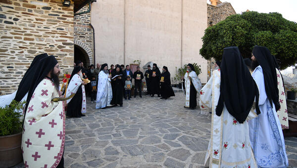 orthodox-easter-procession-pantokrator-01.jpg